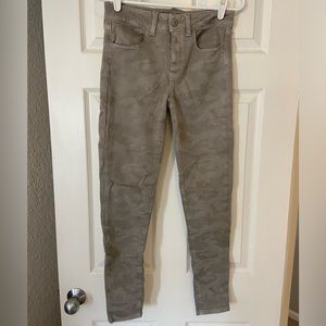 American Eagle hi-rise neutral camo jegging cropped pants